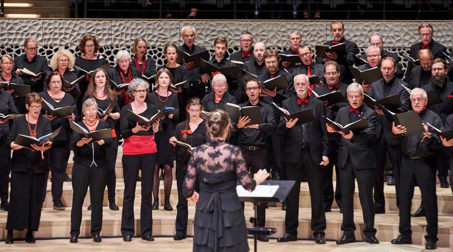Elbphilharmonie im Juni 2018 zusammen mit der Altonaer Singakademie